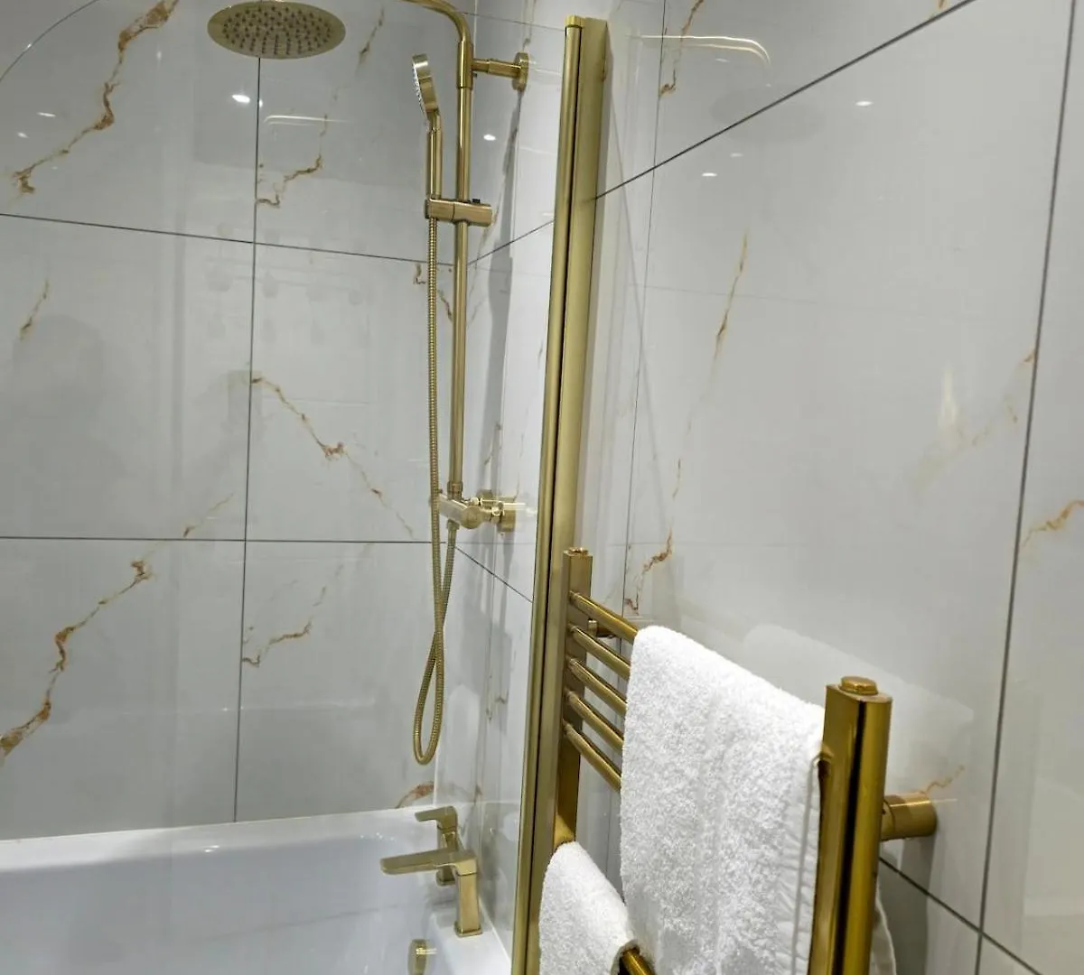 Contemporary & Spacious 1Bd - Fireplace With Modern Comforts London
