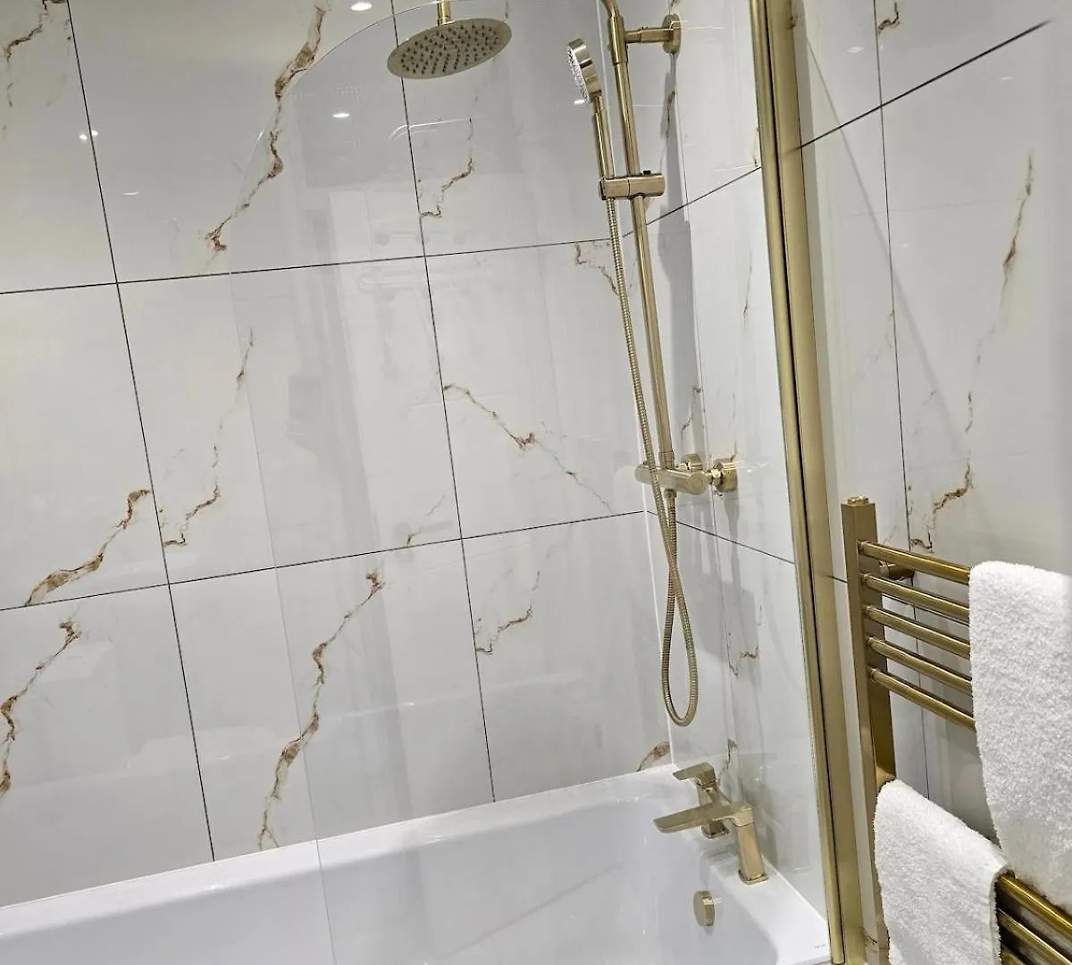 Contemporary & Spacious 1Bd - Fireplace With Modern Comforts London Apartment