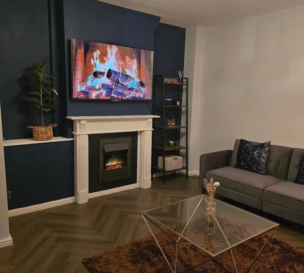 Contemporary & Spacious 1Bd - Fireplace With Modern Comforts London