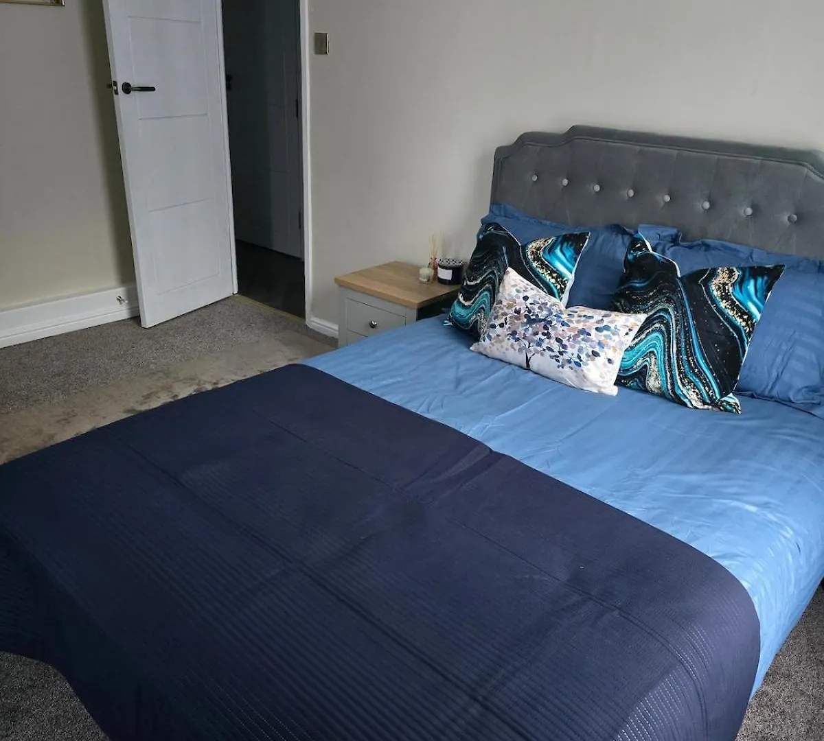 Contemporary & Spacious 1Bd - Fireplace With Modern Comforts London Apartment