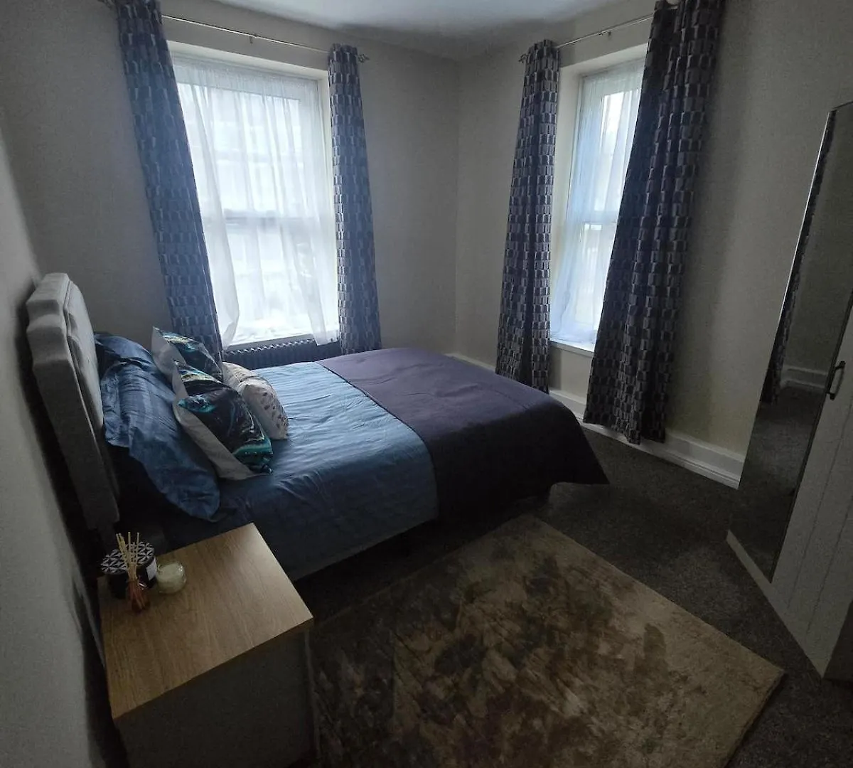 Contemporary & Spacious 1Bd - Fireplace With Modern Comforts London Apartment